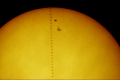 Transito ISS davanti al sole - luce bianca